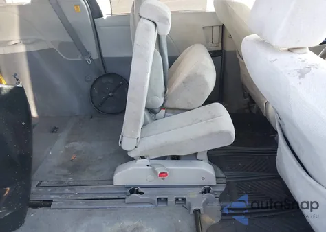 2013 Toyota Sienna Le V6 8 Passenger z USA, uszkodzony, nr VIN 5TDKK3DCXDS287357